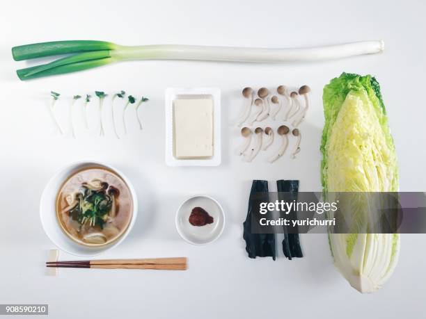 high angle view of schüssel japanische miso-suppe und zutaten - misosuppe stock-fotos und bilder