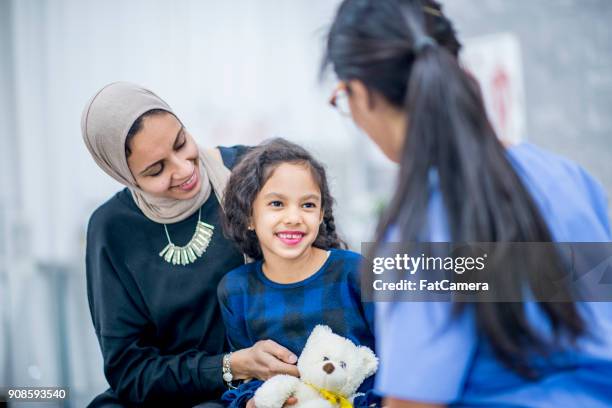 het maken van een meisje glimlach - smile woman child stockfoto's en -beelden