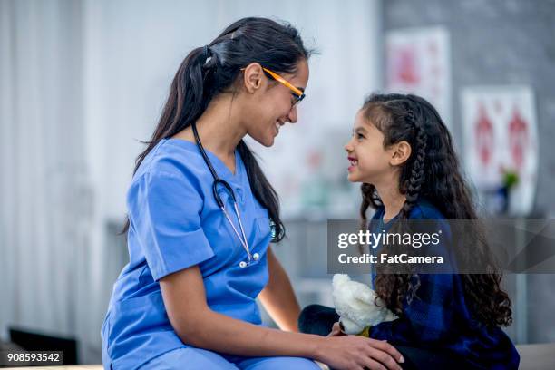 arzt und patient - nurse child stock-fotos und bilder