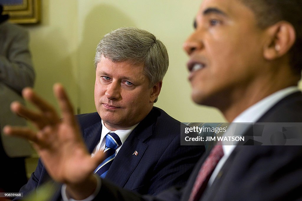 US President Barack Obama (R) meets with
