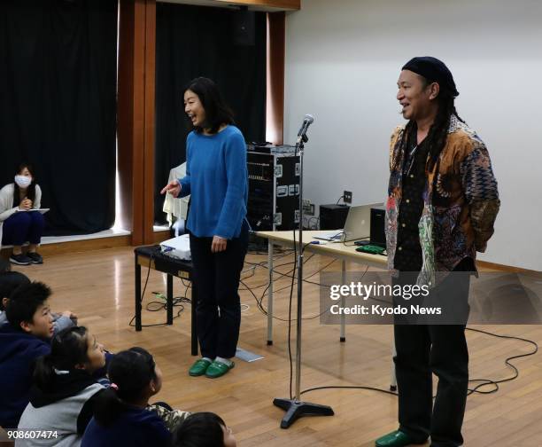 Photographer/writer Naoko Sakuragi and musician Gen Nagahara address children at Toyotama Minami Elementary School in Tokyo's Nerima Ward on Jan. 13,...