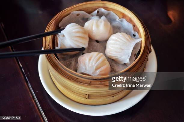 chinese shrimp dumpling dim sum - dimsum stock pictures, royalty-free photos & images