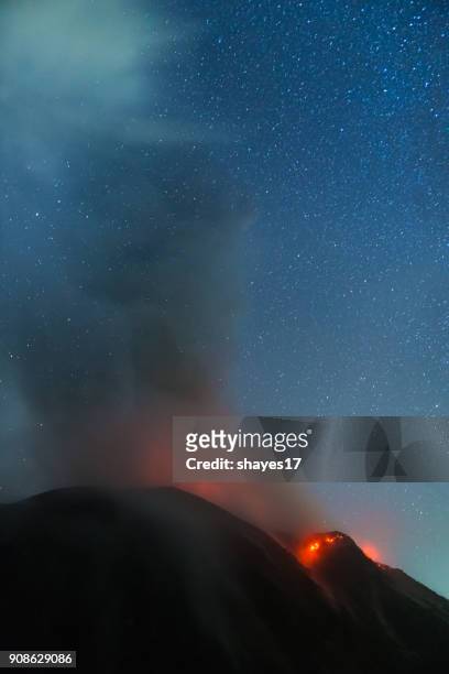 santiaguito vulkaanuitbarsting - quetzaltenango stockfoto's en -beelden