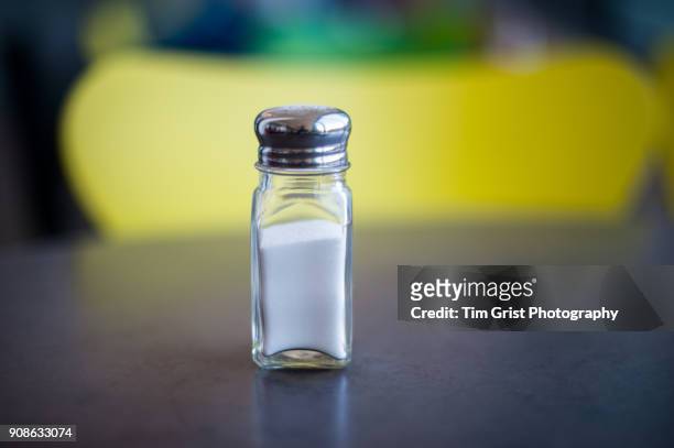 salt shaker - gesalzenes stock-fotos und bilder
