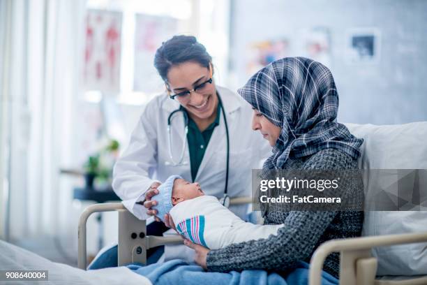 viering van nieuw leven - doctor and baby stockfoto's en -beelden