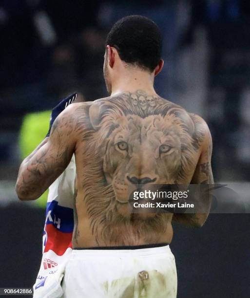 Menphis Depay of Olympique Lyonnais celebrates his goal of the victory during the Ligue 1 match between Olympique Lyonnais and Paris Saint Germain at...