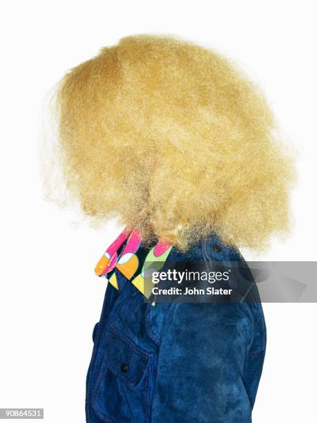 side view of person in blonde wig - frizzy hair foto e immagini stock