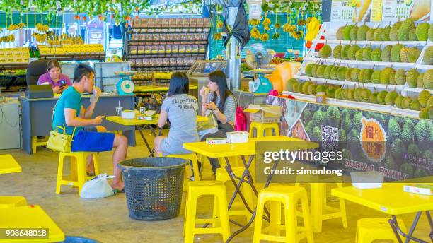 durian stall in malaysia - famous food programa de televisión fotografías e imágenes de stock