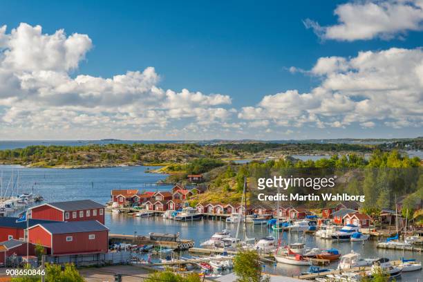 kleine marina an der schwedischen westküste - schweden stock-fotos und bilder