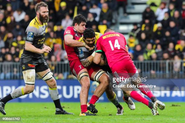 Afa Amosa of La Rochelle between Charlie Matthews of Harlequins and Roiss Chisholm of Harlequins during the Champions Cup match between La Rochelle...
