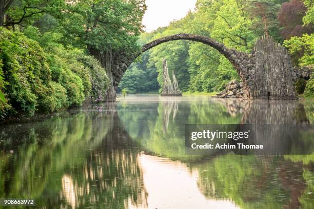 rakotzbrücke, kromlau, saxony, germany - westeuropa stock-fotos und bilder