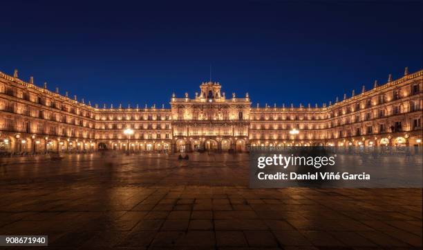 plaza mayor at night, salamanca, castilla y leon, spain. - salamanca photos et images de collection