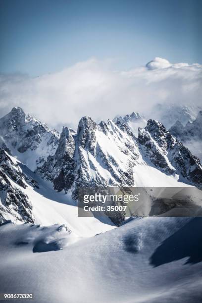 blick auf die schweizer alpen berge - schweizer alpen stock-fotos und bilder