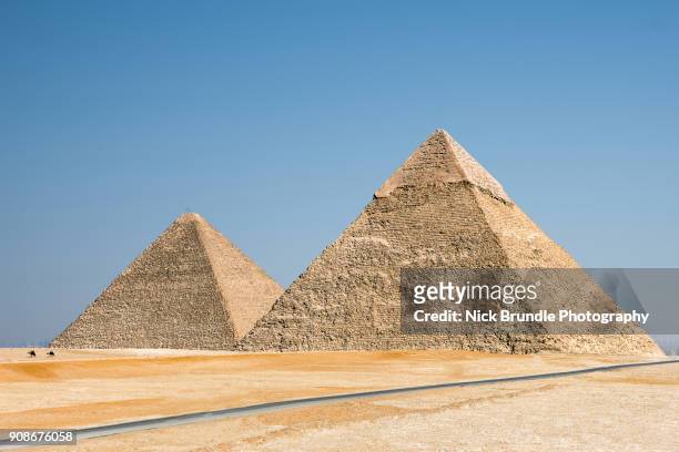 the pyramids of giza, cairo, egypt - giza fotografías e imágenes de stock