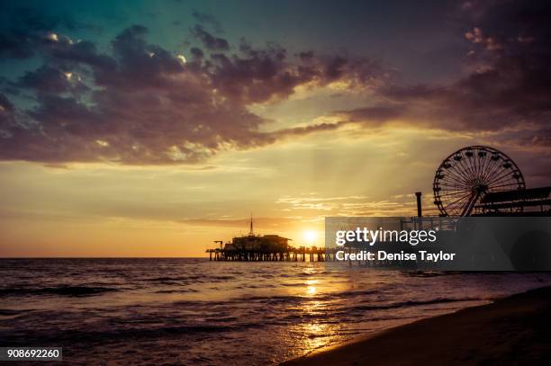 sunset santa monica pier - santa monica pier foto e immagini stock