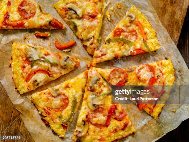 blumenkohl kruste deluxe pizza mit gluten freie peperoni - cauliflower cheese stock-fotos und bilder