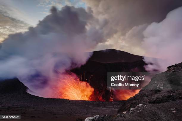 isla de tanna exloding volcán en erupción monte yasur vanuatu - ceniza fotografías e imágenes de stock