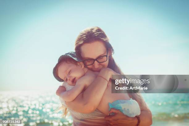 母と息子のビーチ - water glasses ストックフォトと画像