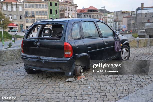 vecchia opel corsa muore per strada - opel corsa foto e immagini stock