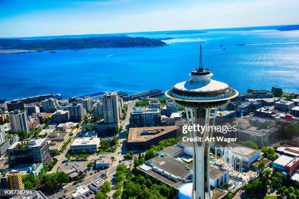 toppen av seattle space needle - space needle bildbanksfoton och bilder