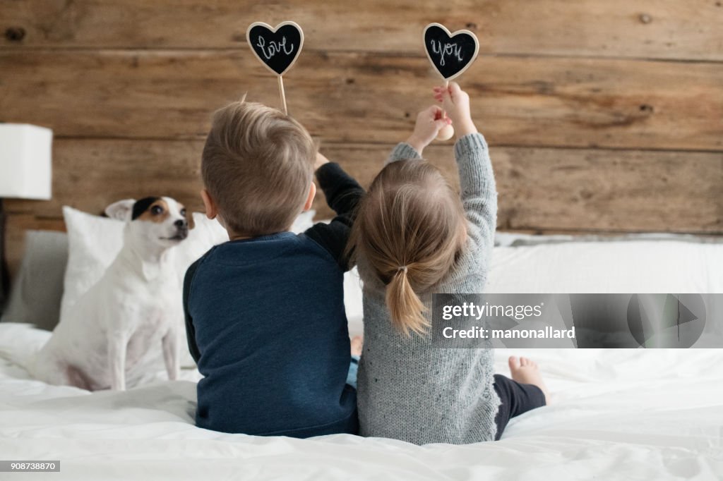 Kinder glückliche Kinder Familie spielen im Bett der Eltern mit ihrer für