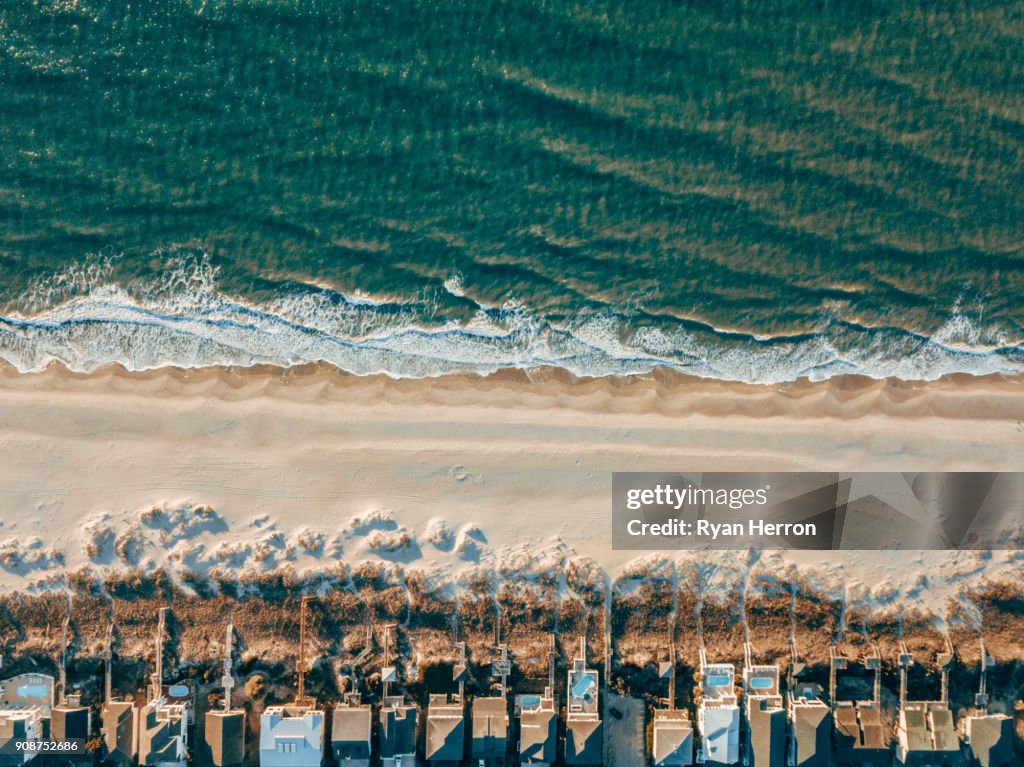 Luchtfoto van huizen op het strand