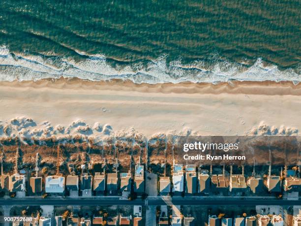 antenn av hus på stranden - north carolina bildbanksfoton och bilder