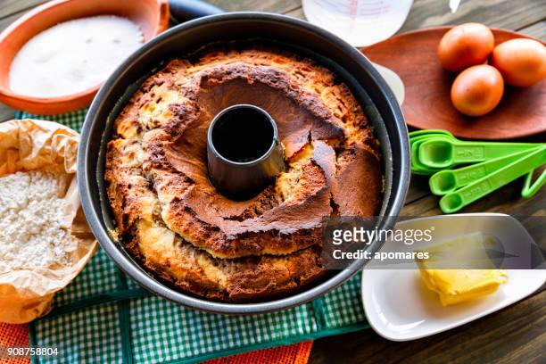 ambachtelijke thuis gebakken cake met ingrediënten - tulbandcake stockfoto's en -beelden