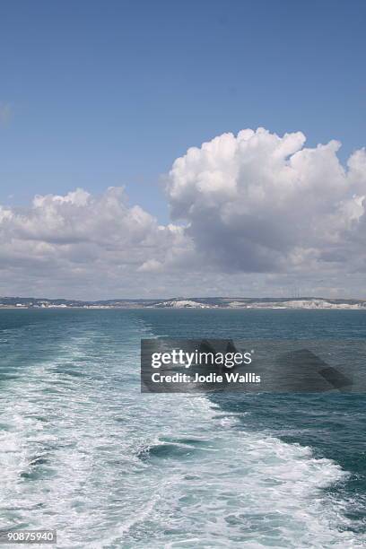 ferry wake across the english channel looking back - white cliffs of dover stock pictures, royalty-free photos & images