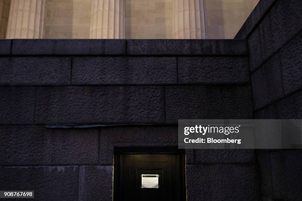 Printed notice warns visitors of the government shutdown outside the Lincoln Memorial in Washington, D.C., U.S., on Monday, Jan. 22, 2017. Lawmakers...