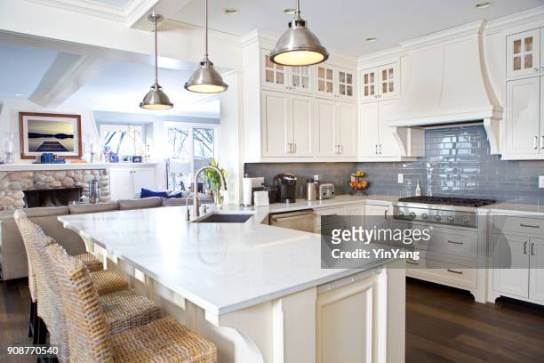 moderne küchendesign mit offenen konzept und bar theke - kitchen worktop stock-fotos und bilder