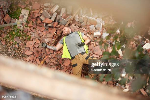 unfall am arbeitsplatz - arbeitsunfall stock-fotos und bilder