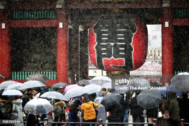 Visitors walk in the snow at Sensoji Temple on January 22, 2018 in Tokyo, Japan. The Japan Meteorological Agency is forecasting 20 cm of snow in the...