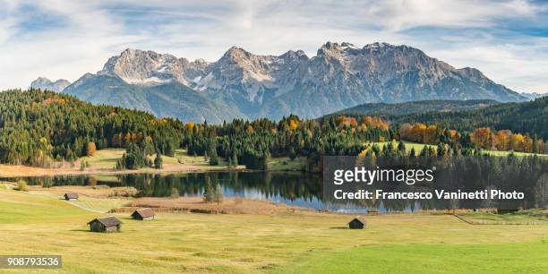 lodges with gerold lake and karwendel alps in the background. krün, upper bavaria, bavaria, germany. - alpen bayern fotografías e imágenes de stock