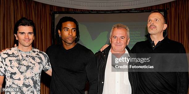 Singers Juanes, Yotuel, Victor Manuel and Miguel Bose attend the "Paz Sin Fronteras" concert press conference, at the SGAE, on September 17, 2009 in...