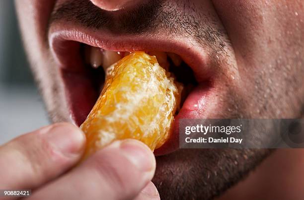 man eating fruit - mordre photos et images de collection