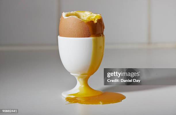 soft boiled egg - eierbecher stock-fotos und bilder