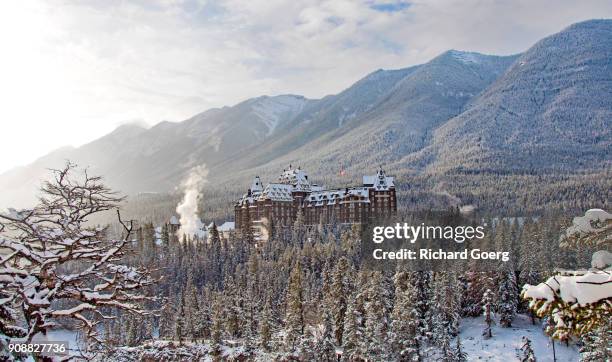 banff springs and area - banff springs hotel stock pictures, royalty-free photos & images