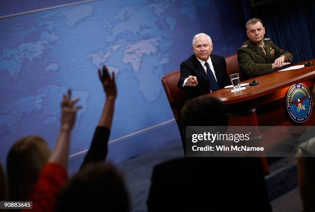 Secretary of Defense Robert M. Gates and Vice Chairman, Joint Chiefs of Staff, Gen. James E. Cartwright answer questions during a press briefing at...