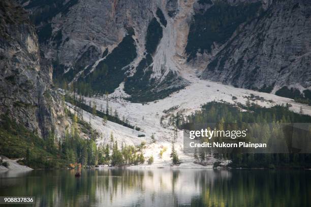 lago de braise, dolomites, italy - braise stock-fotos und bilder