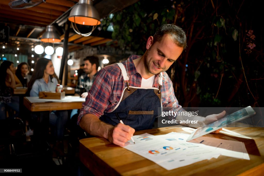 Glückliche Eigentümer in einem Restaurant zu tun die Bücher