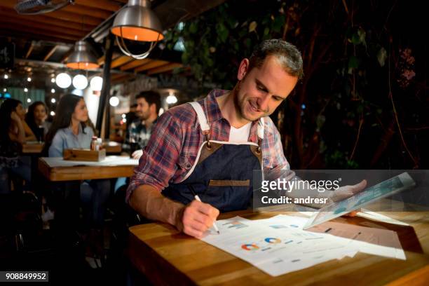 gelukkig ondernemer bij een restaurant dat doet de boeken - sonic corp restaurant ahead of earnings figures stockfoto's en -beelden