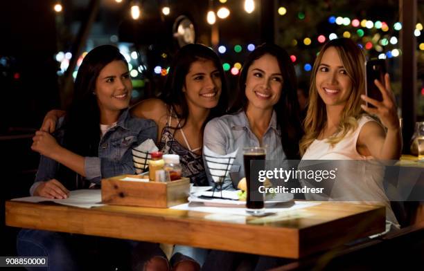 groep vriendinnen een selfie te nemen in een restaurant - girls night out stockfoto's en -beelden