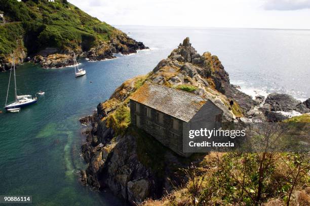isolierte haus auf einer klippe - cornwall ontario stock-fotos und bilder