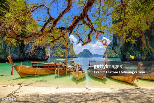 long tail boat at tropical beach scenery, andaman sea, view of koh hong island krabi,thailand - phuket - fotografias e filmes do acervo