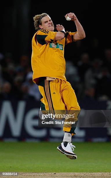 Australia bowler Nathan Bracken bowls during the 6th NatWest ODI between England and Australia at Trent Bridge on September 17, 2009 in Nottingham,...