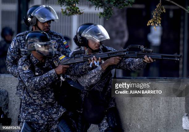 Member of the national police shoot rubber bullets during a protest in Caracas on January 22, 2018. A demonstration in Caracas to protest the death...