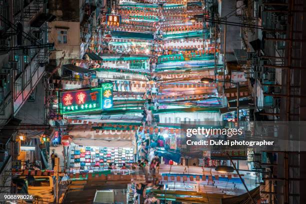 temple street market at night, mongkok, hong kong - temple street market stock pictures, royalty-free photos & images