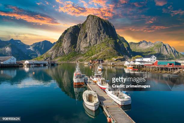 noruega, vista de las islas lofoten en noruega con panorámica al atardecer - lofoten fotografías e imágenes de stock