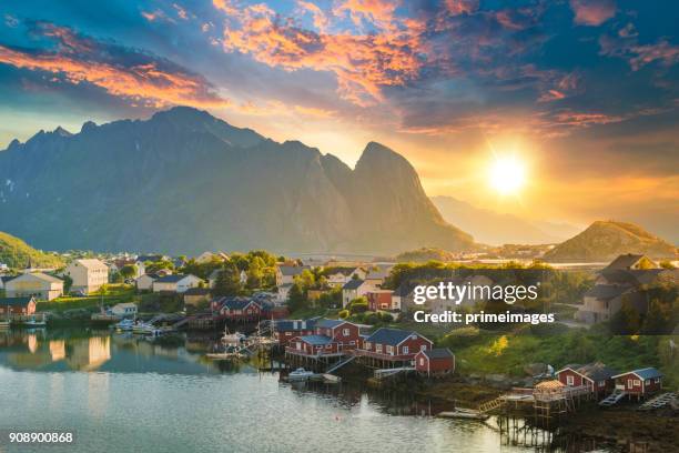 noruega, vista de las islas lofoten en noruega con panorámica al atardecer - fiordo fotografías e imágenes de stock